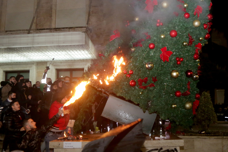 Građani su bacali predmete na zgradu ministarstva i palili okićene jelke (Foto: EPA-EFE)