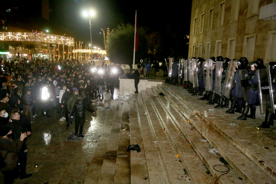Policija štiti zgradu ministarstva od demonstranata (Foto: EPA-EFE)