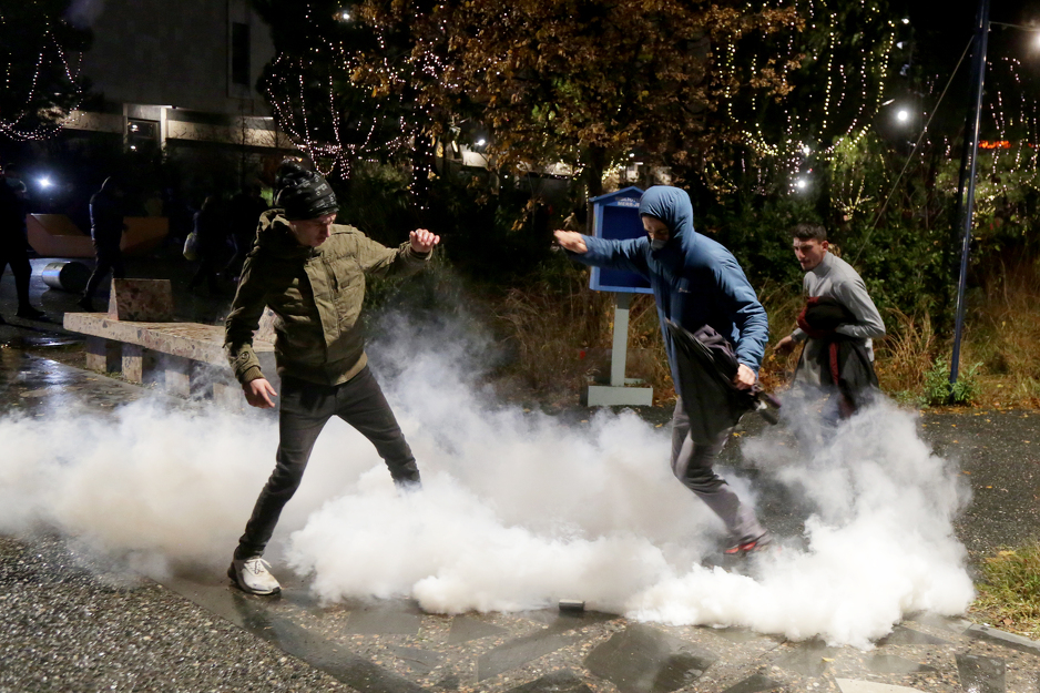 Policija je upotrijebila suzavac kako bi rastjerala demonstrante (Foto: EPA-EFE)