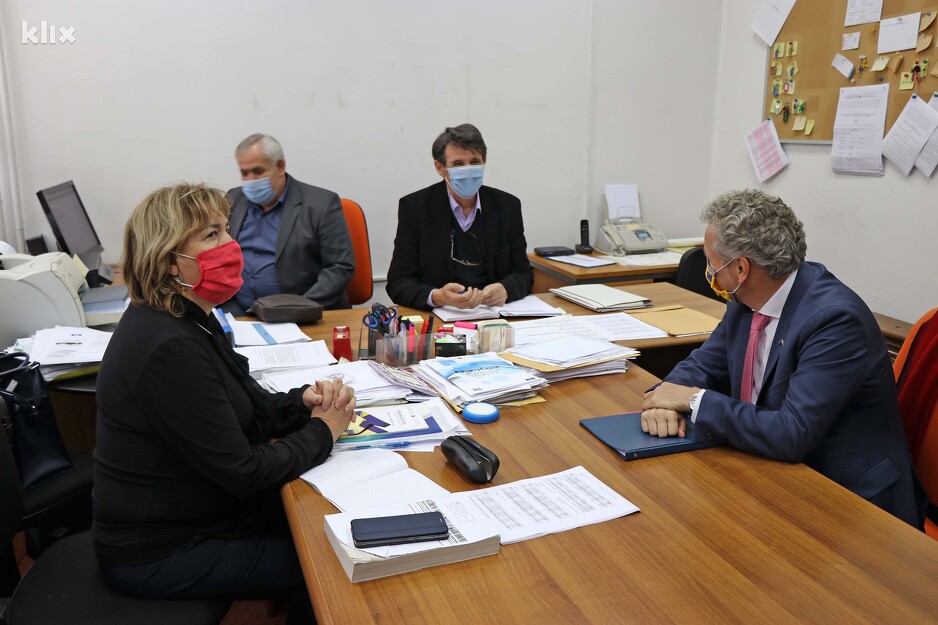 Šef Delegacije EU uručio PCR uređaj SKB Mostar (Foto: G. Š./Klix.ba)