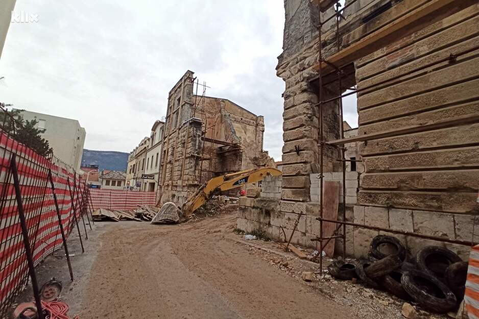 Nakon što je radnik pao zid se obrušio na njega (Foto: G. Š./Klix.ba)