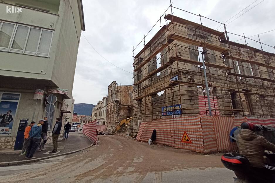 Ova zgrada je bila u procesu obnove (Foto: G. Š./Klix.ba)