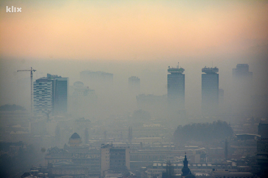 Sarajevo godinama guši pokrivač smoga (Foto: Klix.ba)