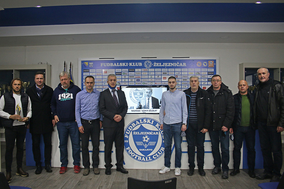 Ceremoniji koja se održala u Plavom salonu prisustvovali su prijatelji (Foto: fkzeljeznicar.ba)