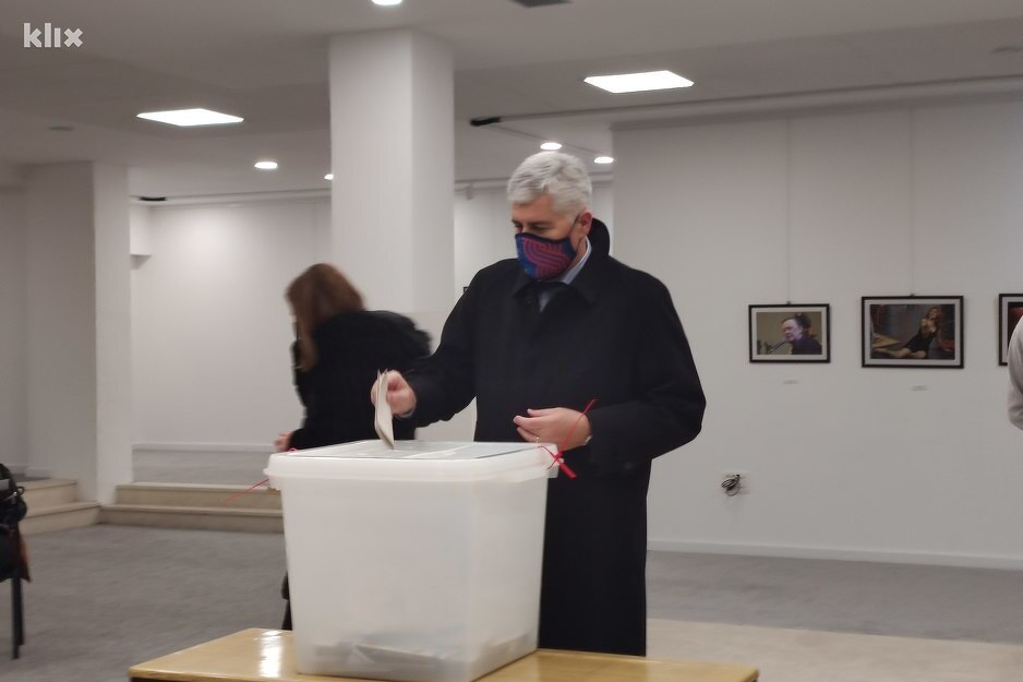 Čović glasao u Hrvatskom domu Hercega Stjepana Kosače (Foto: G. Š./Klix.ba)