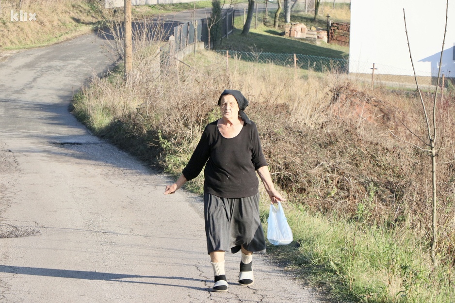 Ivka Babić sama korača Husinom (Foto: A. K./Klix.ba)