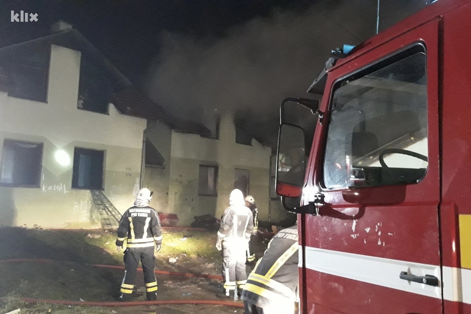 Na terenu su dvije vatrogasne ekipe (Foto: Klix.ba)