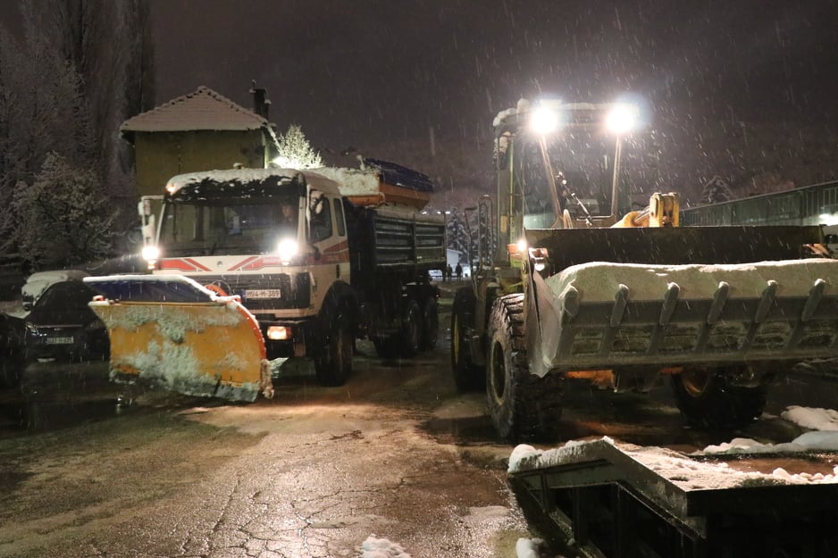 Čim su pale prve pahulje radnici su izašli na teren