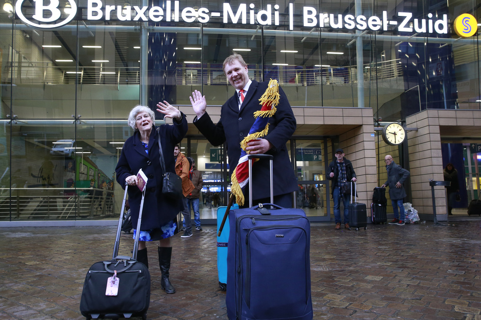 Britanski parlamentarci u EU parlamentu napuštaju prostorije (Foto: EPA-EFE)