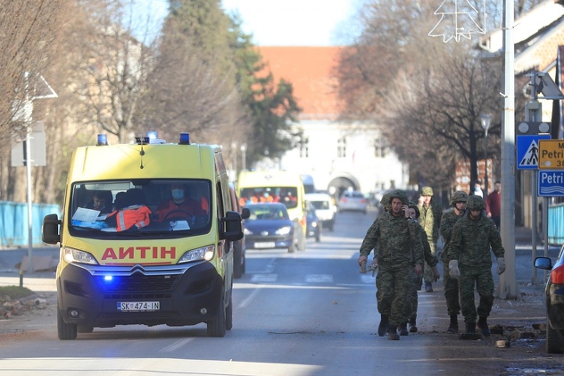Hitna pomoć i vojska na terenu u Petrinji, Foto: Slavko Midzor/PIXSELL