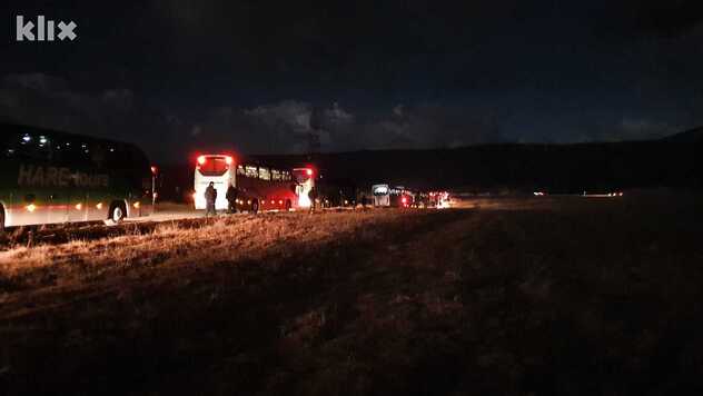 Migranti i dalje u autobusima na Lipi kod Bihaća (Foto: Ademir Veladžić)