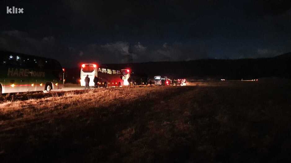 Migranti i dalje u autobusima na Lipi kod Bihaća (Foto: Ademir Veladžić)