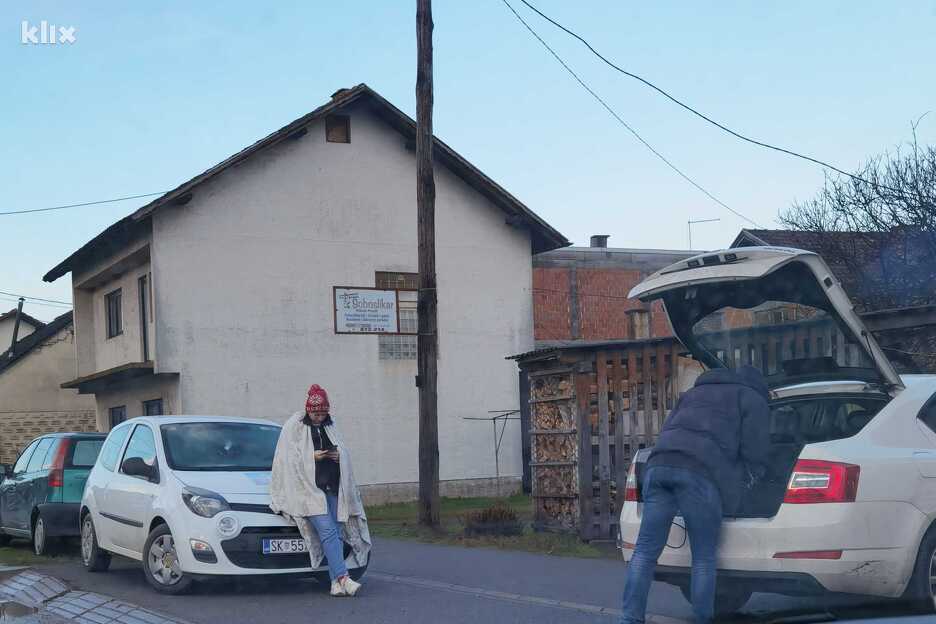 Veliki broj građana noć je proveo u svojim automobilima (Foto: E. M./Klix.ba)
