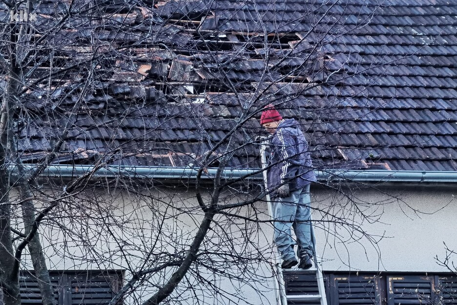 Mještani se trude sami popraviti što mogu (Foto: E. M./Klix.ba)