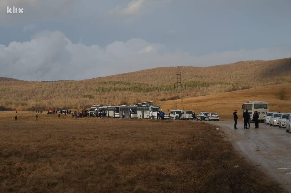 Mnogi od migranata napuštaju autobus uprkos zabranama