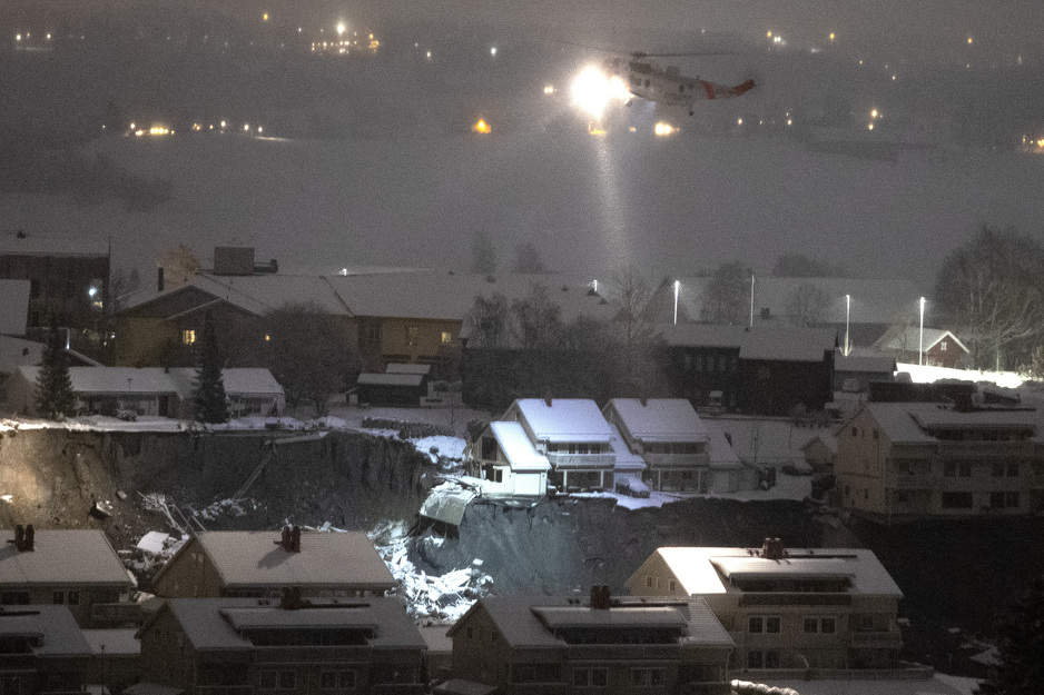 Za potragu angažovani i helikopteri (Foto: EPA-EFE)