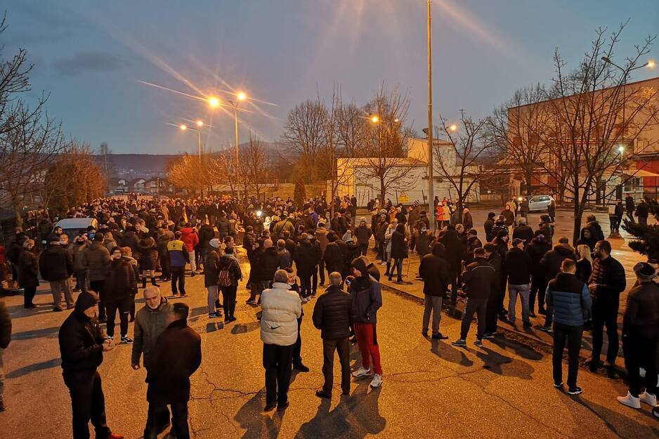 Oko 400 ljudi se okupilo (Foto: Klix.ba)