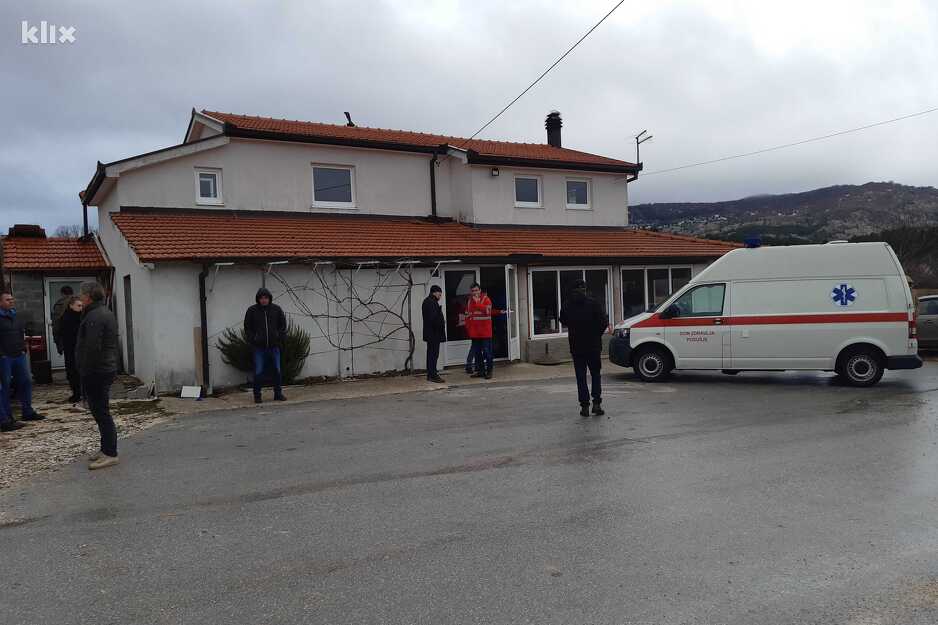 Policija i hitna na lokaciji koja je udaljena dva kilometra od mjesta tragedije (Foto: G. Š./Klix.ba)