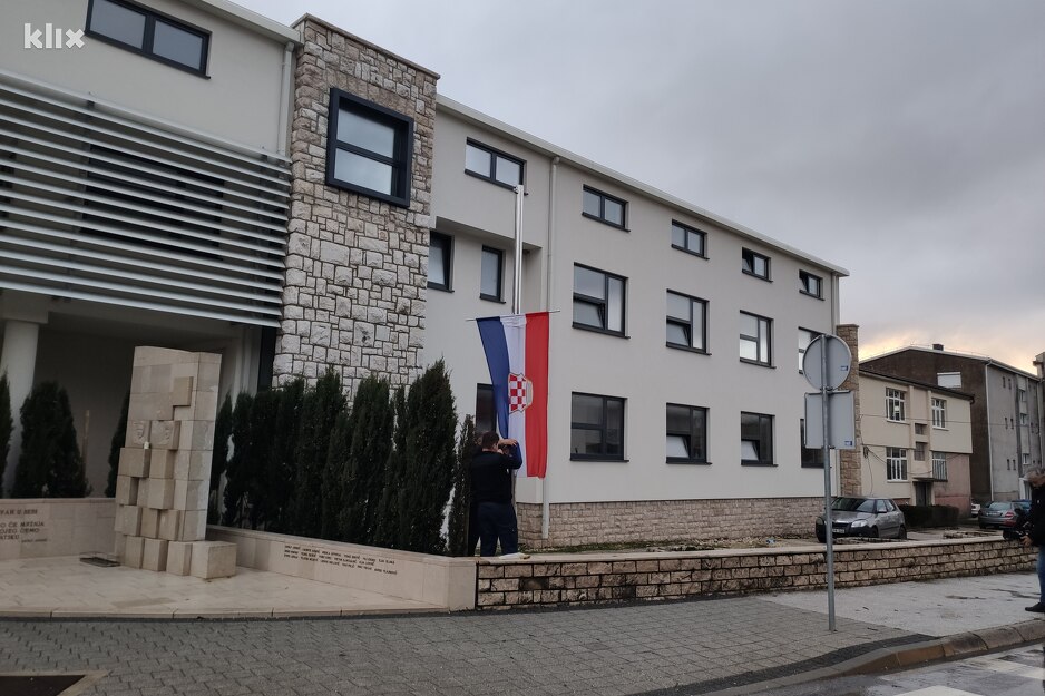 Zastave spuštene na pola koplja (Foto: G. Š./Klix.ba)