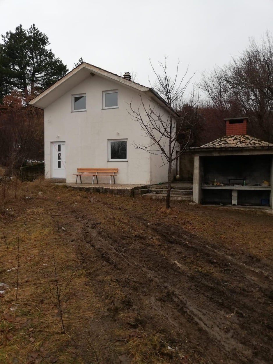 Kuća u kojoj se dogodila tragedija udaljena je blizu dva kilometra od ceste i mjesta Tribistovo, a do nje vodi put po teško pristupačnom terenu.