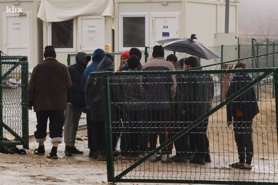 Migranti u razgovoru s predstavnicima Crvenog križa (Foto: E. M./Klix.ba)