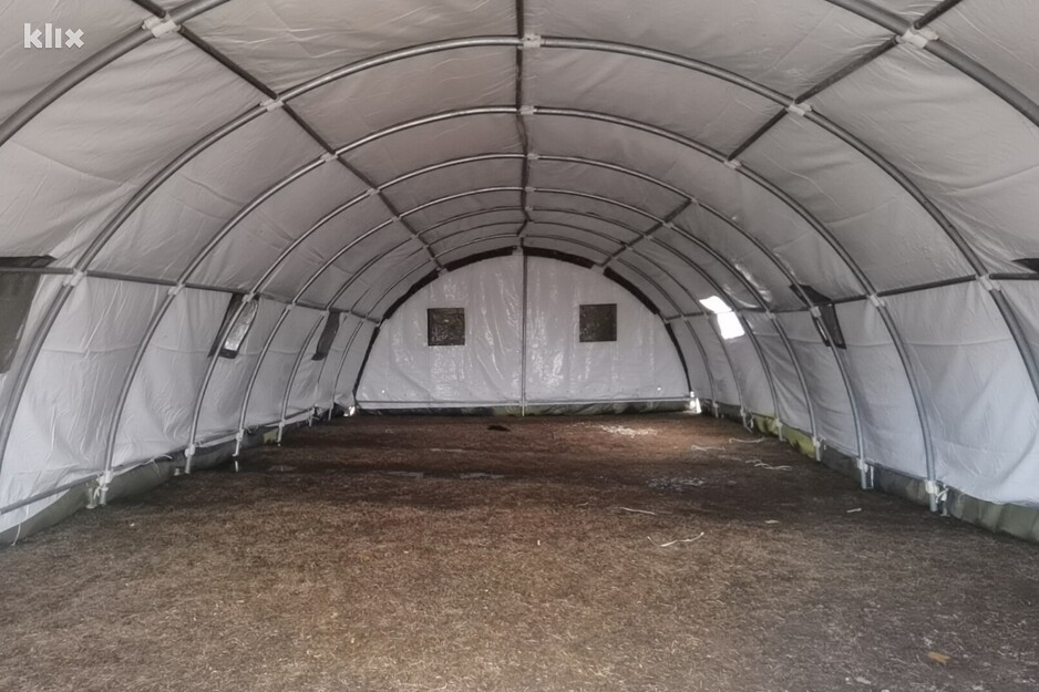 Unutrašnjost termoizolacionog šatora OSBiH (Foto: E. M./Klix.ba)