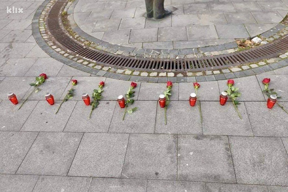 Uz osam svijeća postavljeno je i isto toliko ruža (Foto: Klix.ba)