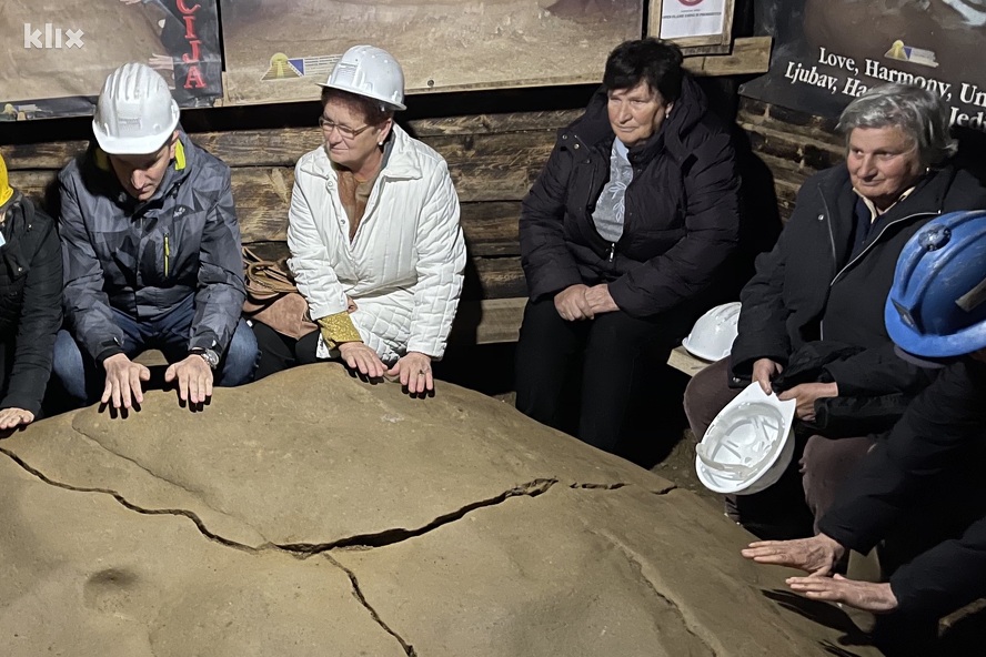 Posjetioci dodiruju kamen