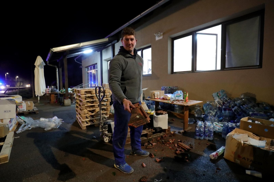 Padali crijepovi s kuća (Foto: Sanjin Strukic/PIXSELL)