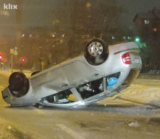 Automobil završio na krovu (Foto: Čitatelj / Klix.ba)