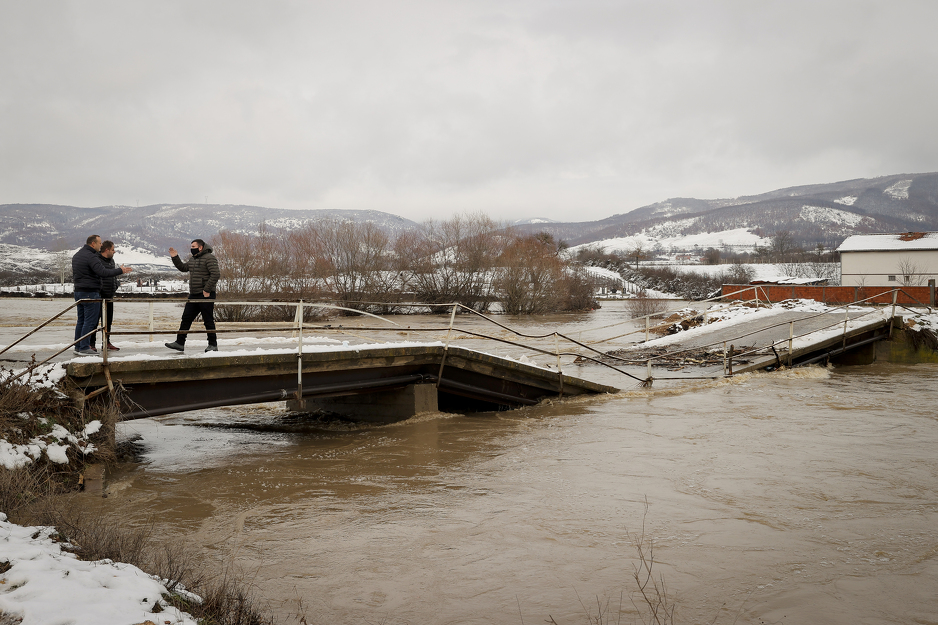 Voda uništila most na Kosovu (Foto: EPA-EFE)