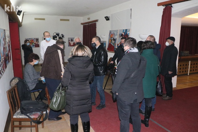Novinari ispred ulaza u salu Narodnog pozorišta u Tuzli (Foto: A. K./Klix.ba)