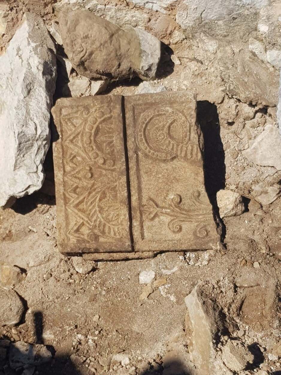Reljefna ploča iz sela Zavala, na Popovom polju u Hercegovini (Foto:Bathinvs)