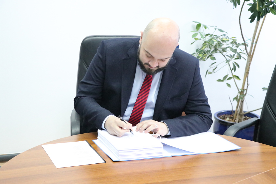 Ministar Adnan Šteta potpisuje ugovor za nabavku 25 trolejbusa