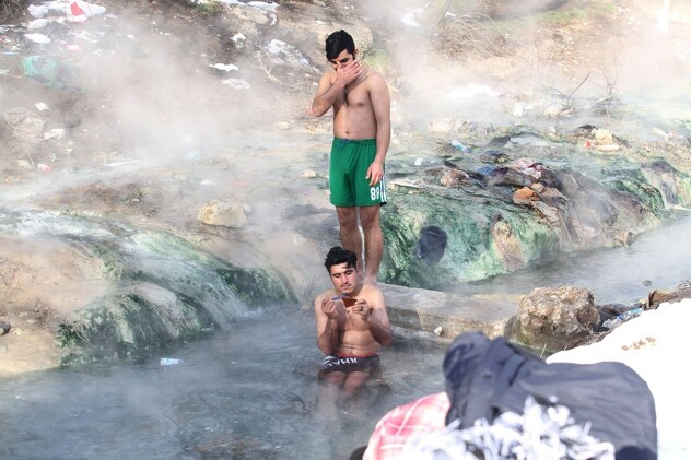 Težak život migranata: Kupaju se na ilidžanskom izvoru uprkos velikim minusima - Klix.ba
