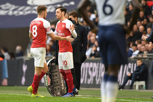 Odlaskom Wengera i dolaskom Unaija Emeryja, Özil je uz Aarona Ramseyja ostao jedini igrač iz generacije 2013/2014 koji je imao bitnu ulogu u timu