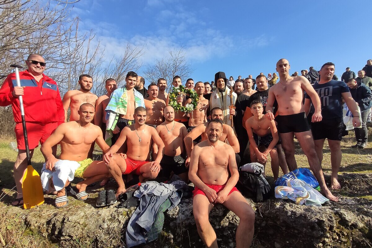 Hercegovci plivali za Časni krst u ledenoj Neretvi kod Mostara - Klix.ba