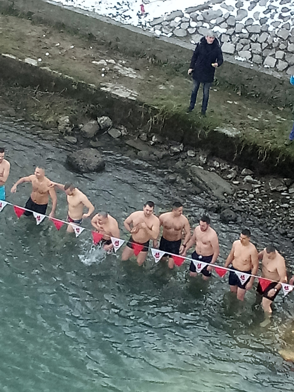 Plivanje za Časni krst na rijeci Vrbas (Foto: SRNA)