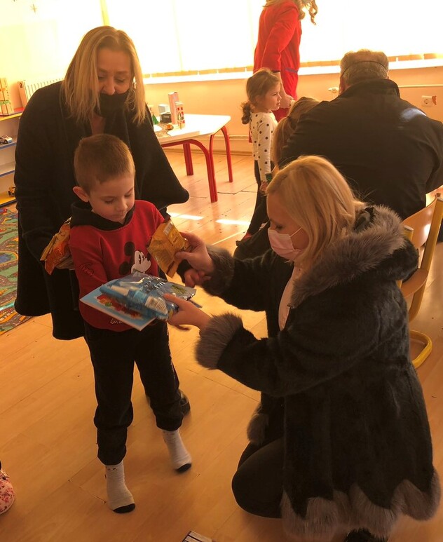 Direktorica ustanove Djeca Sarajeva uručila paketiće u Centru Vladimir Nazor (Foto: JU Djeca Sarajeva)