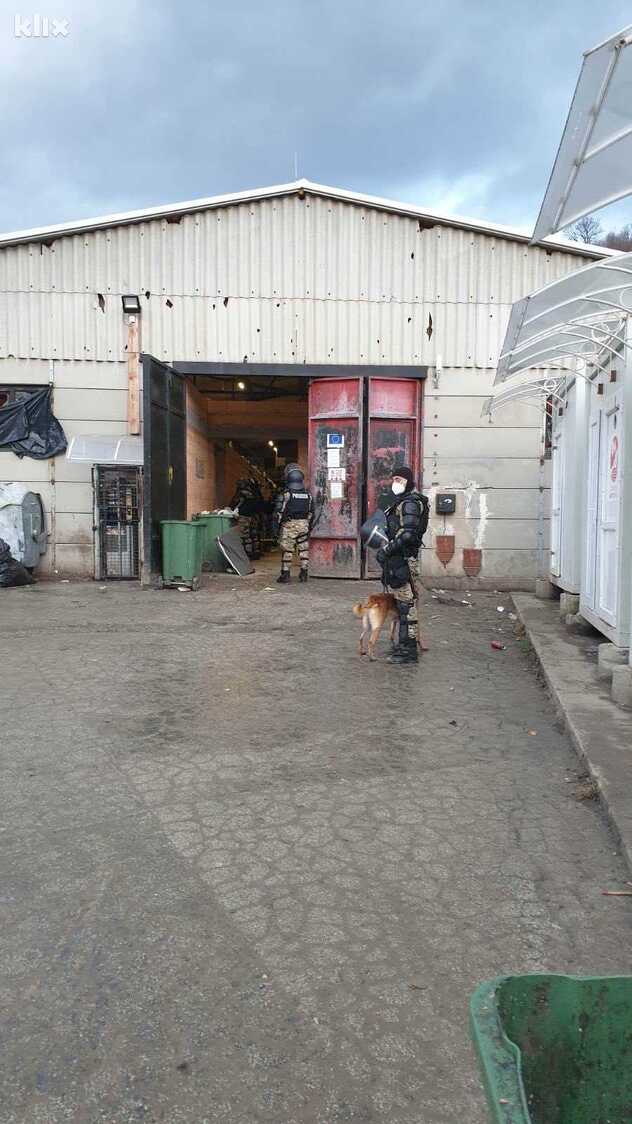 Policajac sa psom u migrantskom kampu Blažuj