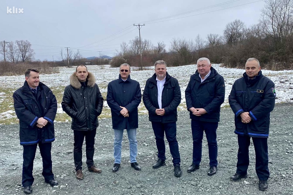 Detalj tokom obilaska zemljišta koje je sada u vlasništvu Općine Lukavac (Foto: A. K./Klix.ba)