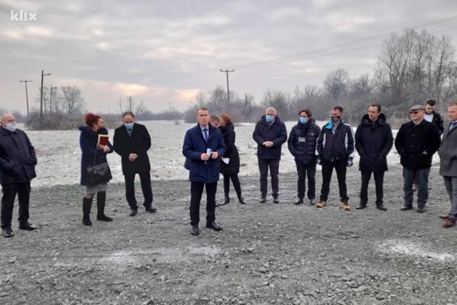 I predstavnici Vlade TK su obišli zemljište na kojem će se graditi fabrika pitke vode (Foto: Klix.ba)
