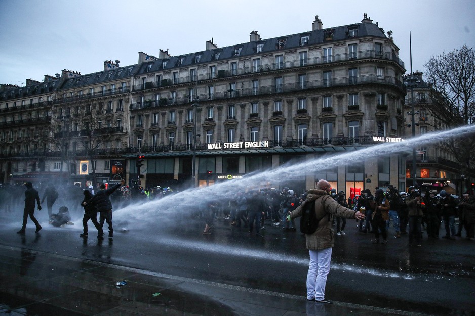 Demonstranti se sukobili s policijom (Foto: EPA-EFE)