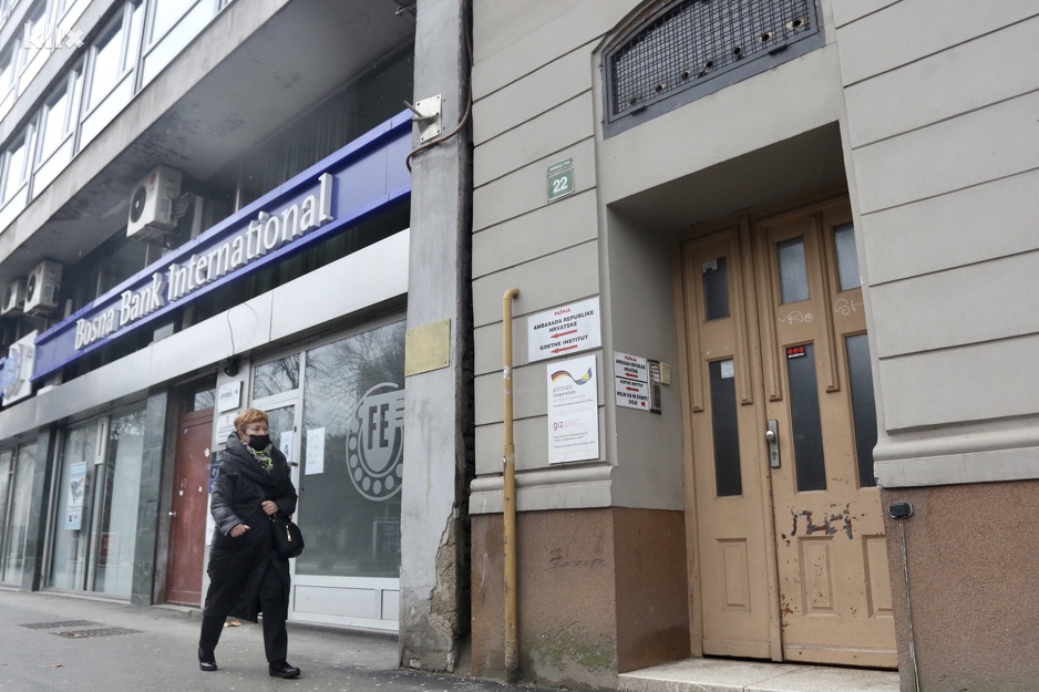 Jutros na zgradi nema niti jedne zastave (Foto: D. Ć./Klix.ba)