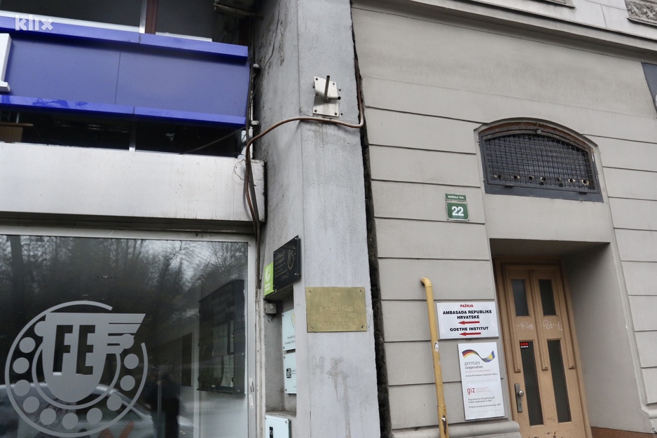 Jutros na zgradi Ambasade nije bilo nijedne zastave (Foto: D. Ć./Klix.ba)