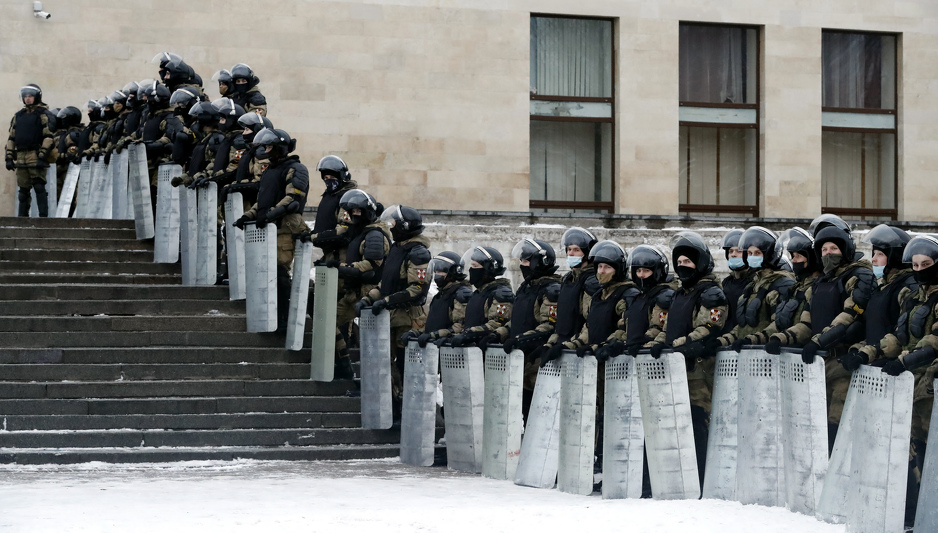 Blokirani su gradovi širom zemlje i na svakom ćošku je policija (Foto: EPA-EFE)