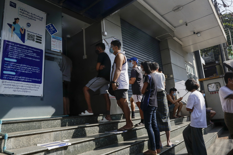 Gužve ispred bankomata u Yangonu (Foto: EPA-EFE)