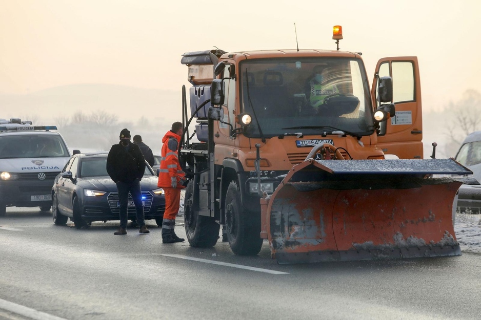 Muškarac se automobilom zabio u grtalicu