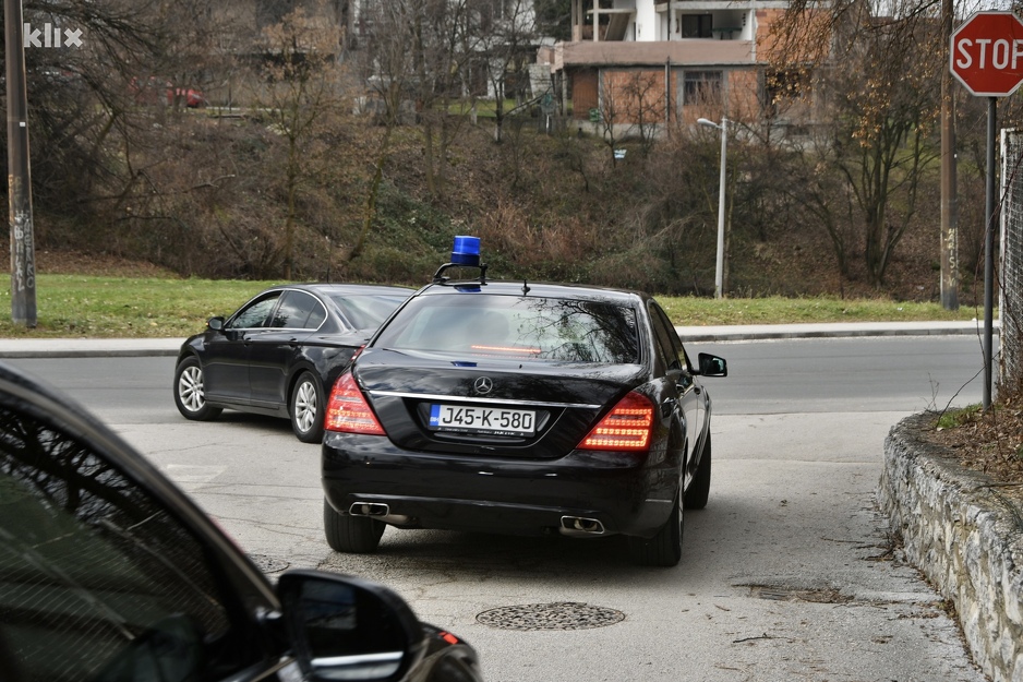 Dodik je u pratnji svog osiguranja ušao na sporedni ulaz (Foto: I. Š./Klix.ba)