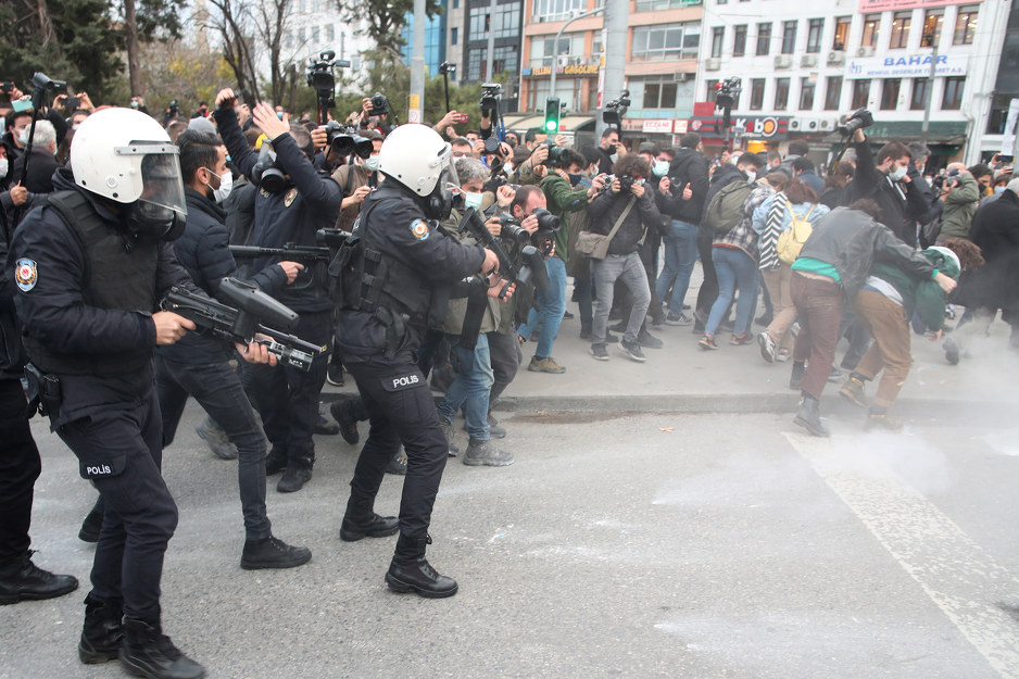 Policija tokom protesta privela veliki broj studenata (Foto: EPA-EFE)
